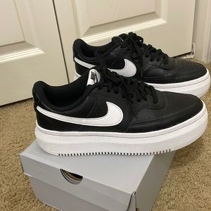 Nike Black Shoes. Size 9.5 Looks and feel brand new!!